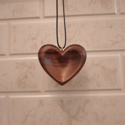 گردنبند چوبی حکاکی طرح در قلبمی سایز 50×45 میلیمتر