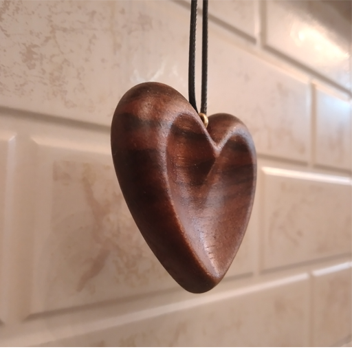 گردنبند چوبی حکاکی طرح در قلبمی سایز 50×45 میلیمتر